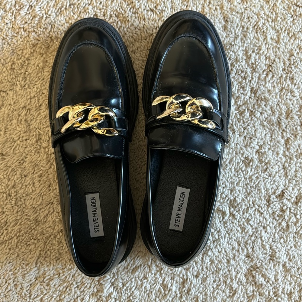 Steve Madden Makira chunky black loafer, gold chain detail, size 9.5
